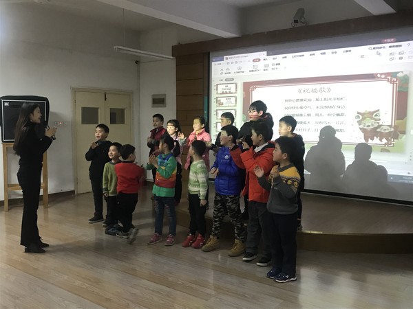 老师与小朋友一起朗诵《春节祝福歌》.jpg