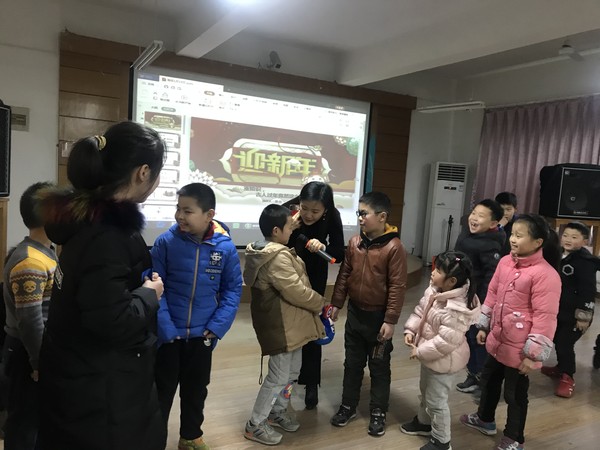 小朋友正在&ldquo;游戏接龙&rdquo;.jpg
