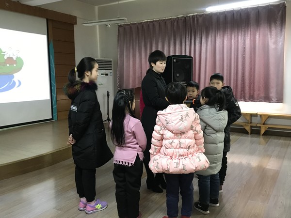 老师在跟小朋友做&ldquo;丰富语言&rdquo;游戏.jpg