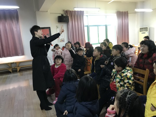 小朋友和家长在认真听讲座.jpg