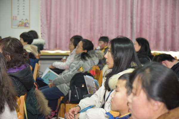 家长在认真听讲座.JPG