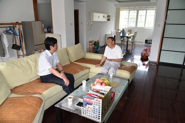 慰问老党员.JPG