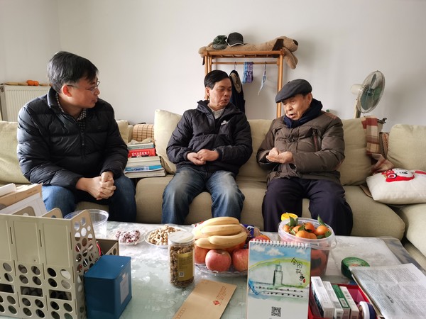 慰问老党员.jpg