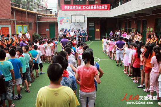 (摄影:孙晓川)与会领导向兴安路小学颁发区少儿图书馆赠送的图书和